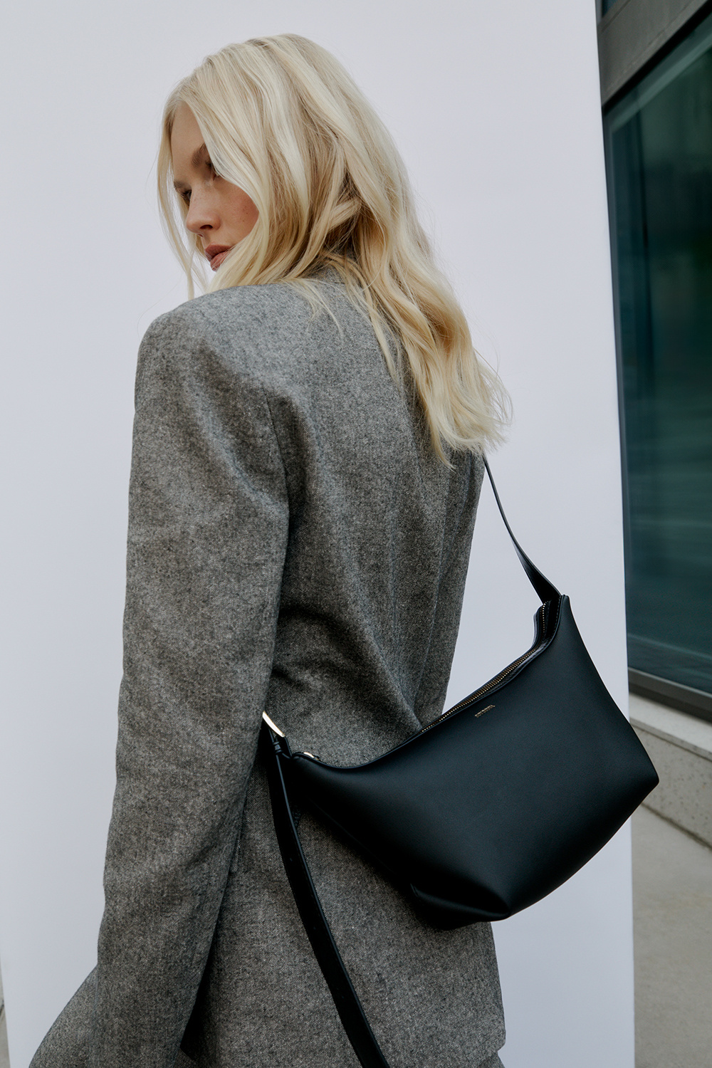 Musta crossbody-laukku