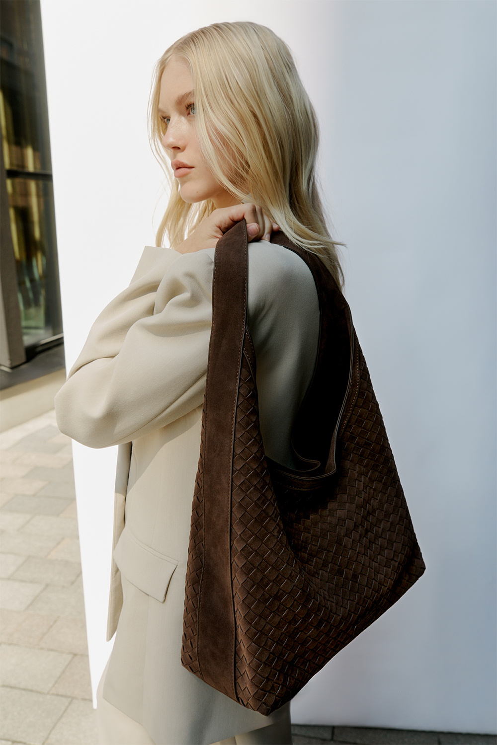 Ruskea hobo-tyylinen laukku, jossa punottu pinta