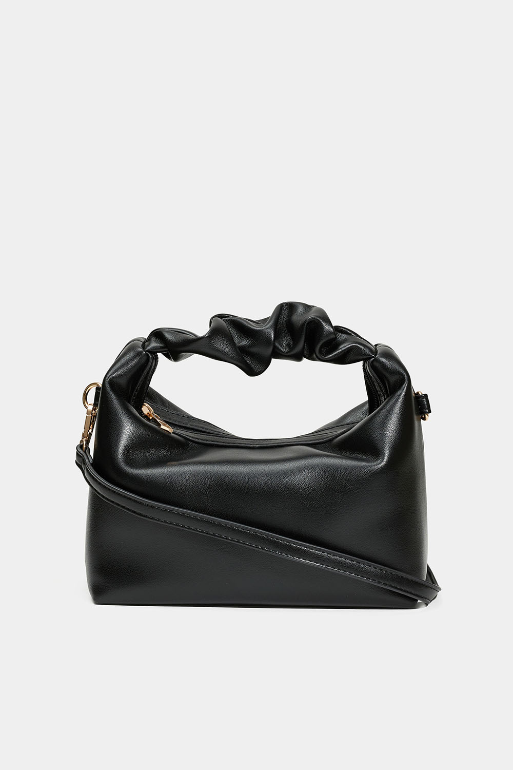 Pieni musta laukku, jossa on ryppyinen kantokahva