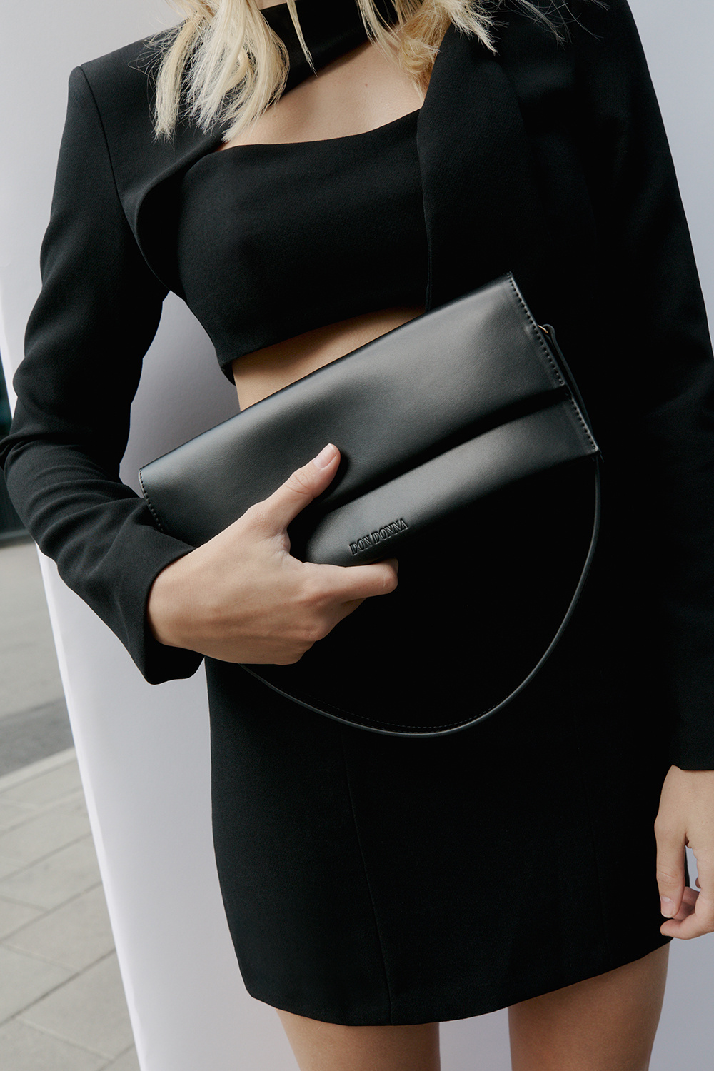 Musta kirjekuorilaukku