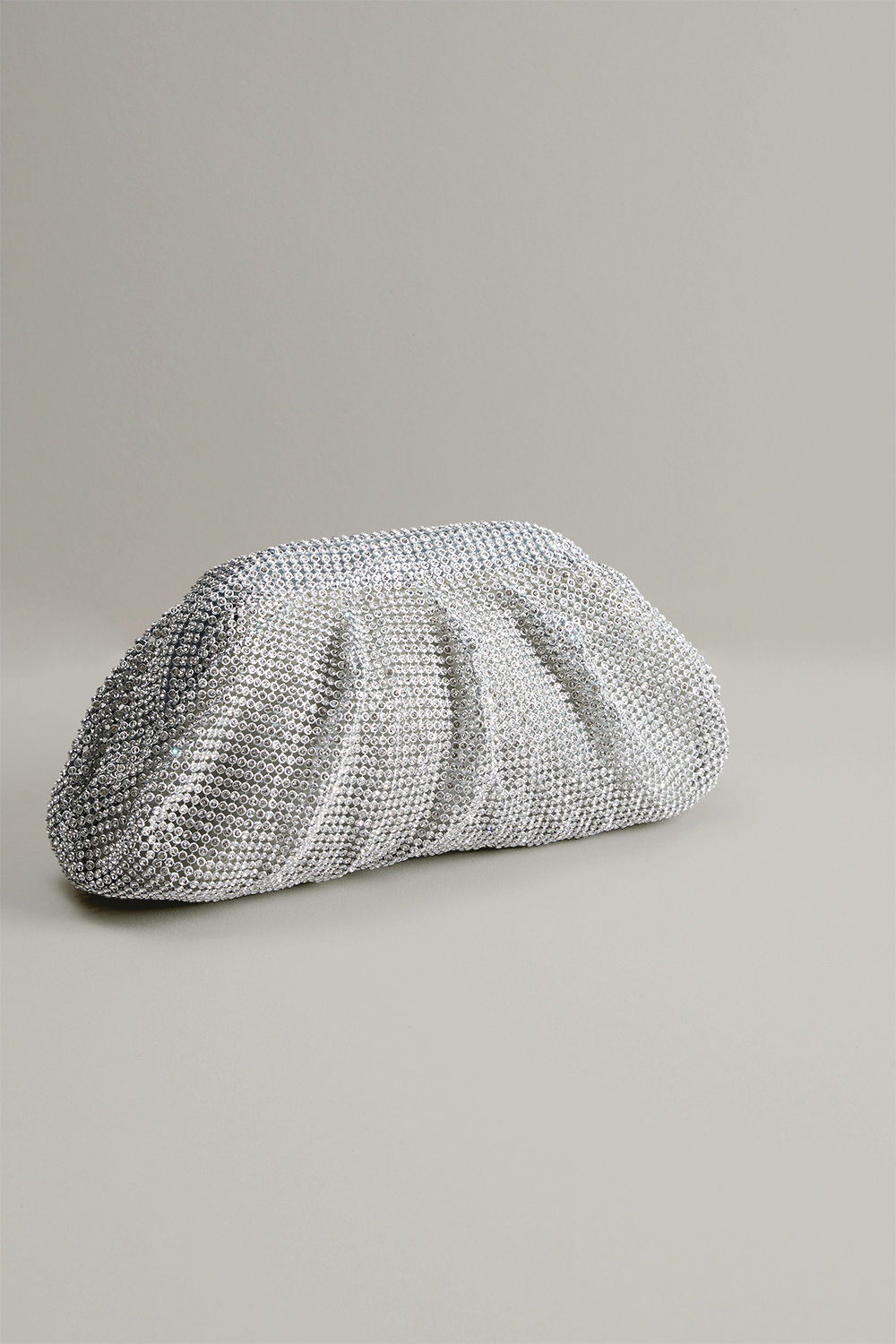 Pehmeä hopeanvärinen kirjekuorilaukku strassikivillä koristeltuna