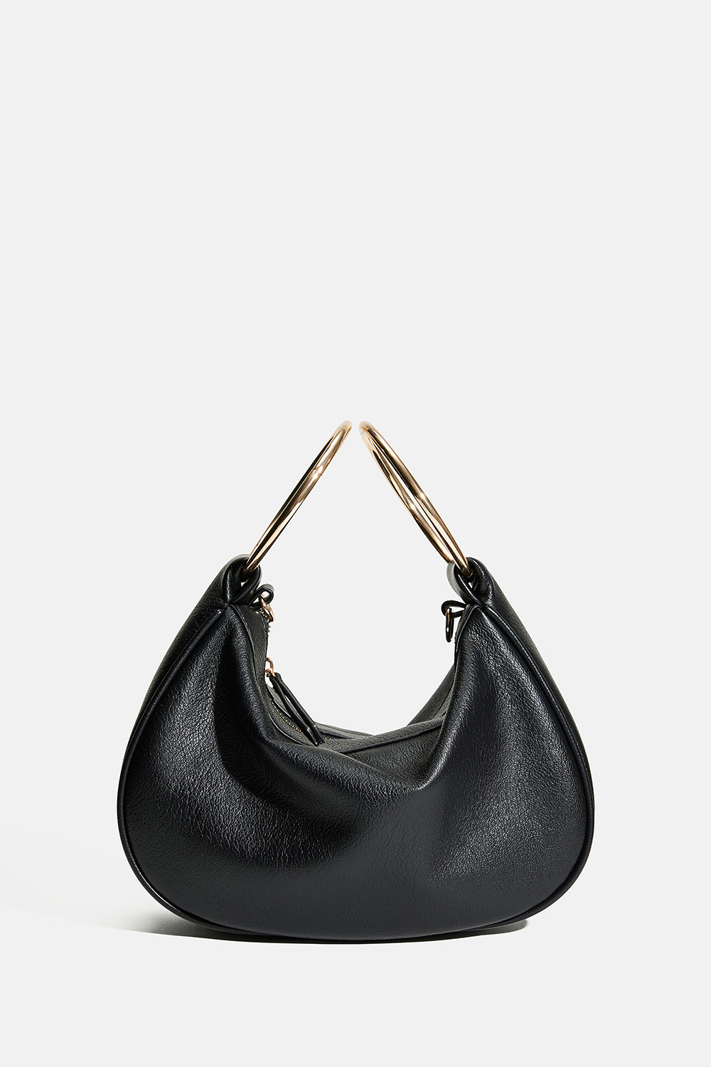 Musta laukku rengaskahvalla