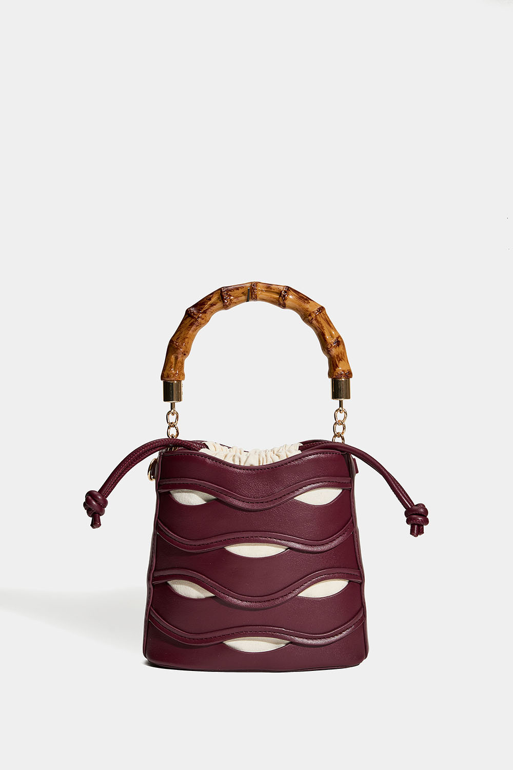 Musta bucket-laukku, jossa bambukahva