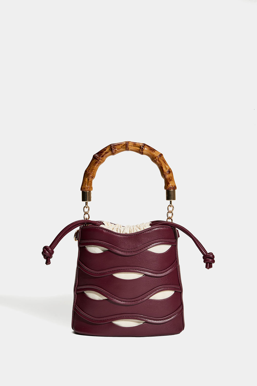 Musta bucket-laukku, jossa bambukahva