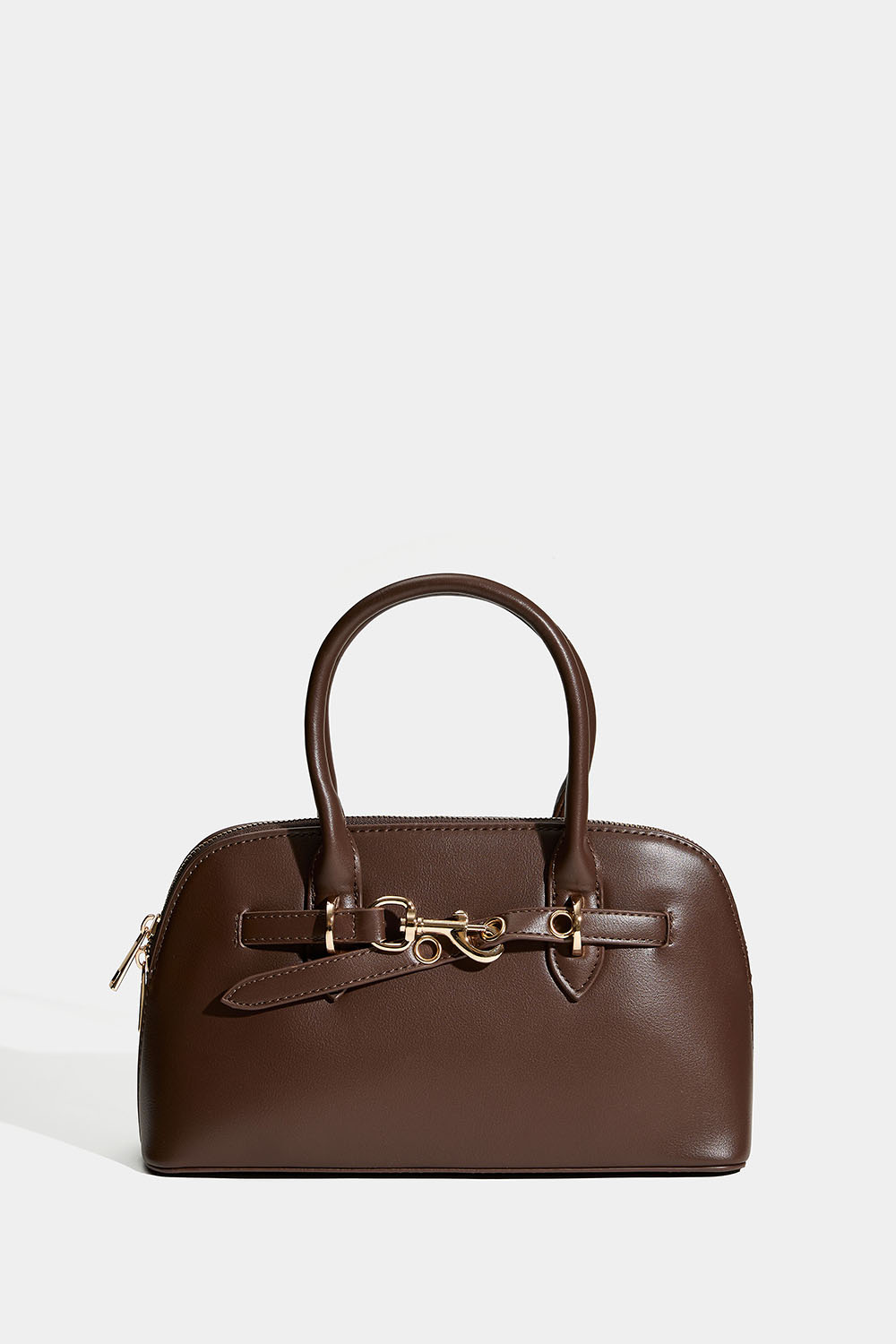 Ruskea käsilaukku, jossa olkahihna ja lukkoyksityiskohta