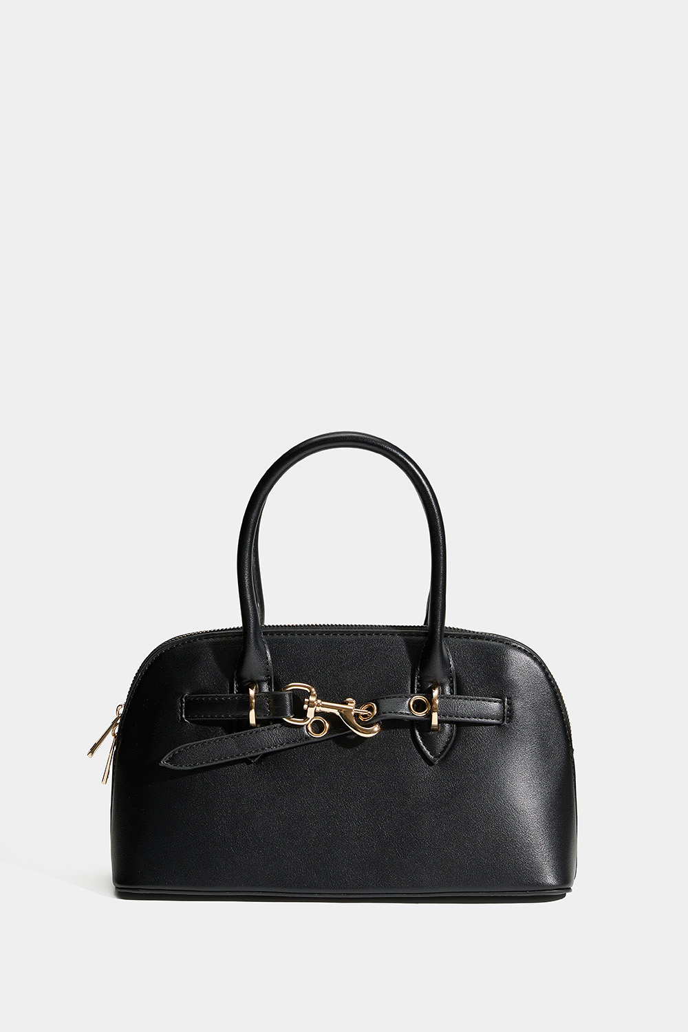 Musta käsilaukku, jossa olkahihna ja lukkoyksityiskohta