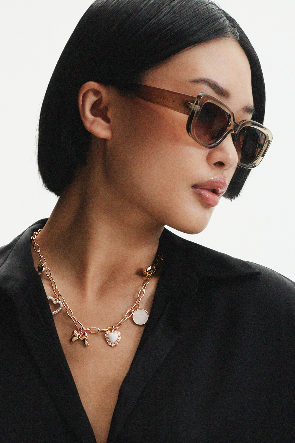 Kulmikkaat aurinkolasit, joissa on läpinäkyvät vaaleanruskeat kehykset