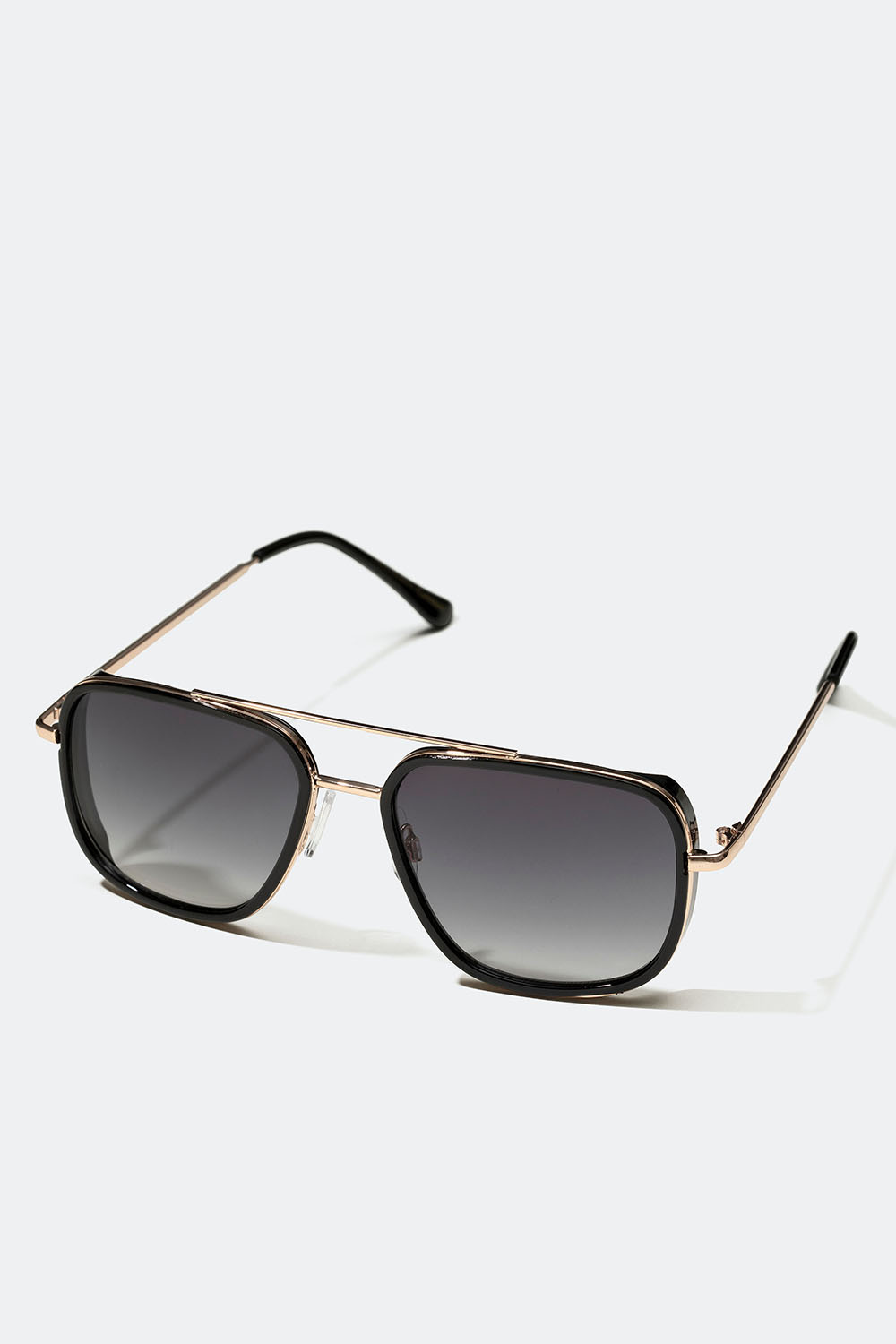 Pilottiaurinkolasit, joissa kullanväriset kehykset