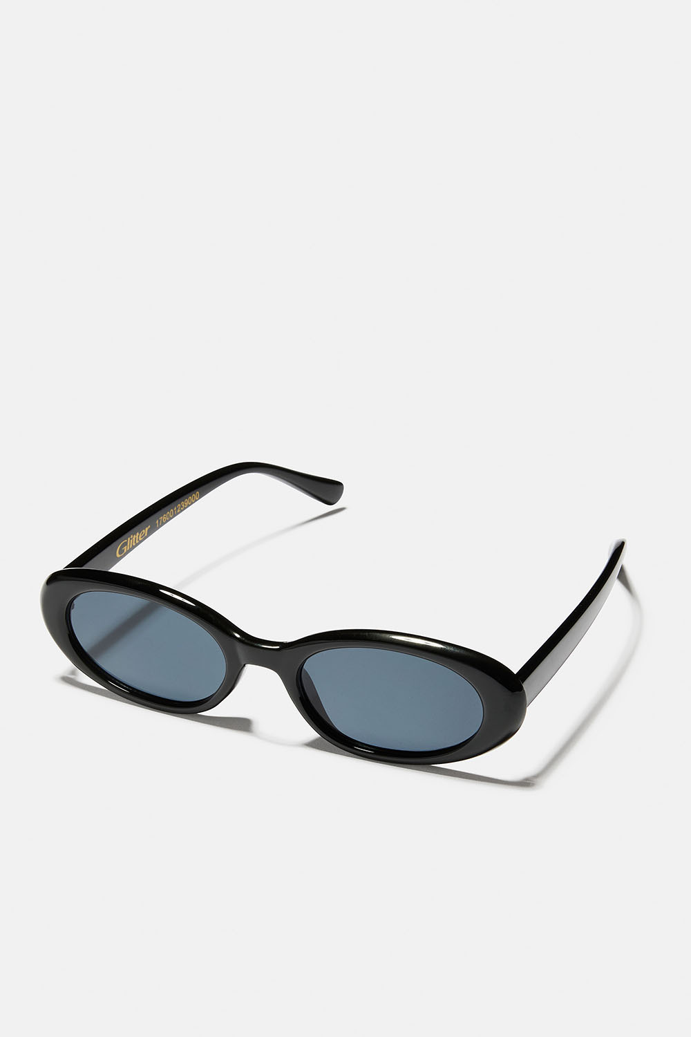 Soikeat aurinkolasit, joissa on mustat kehykset