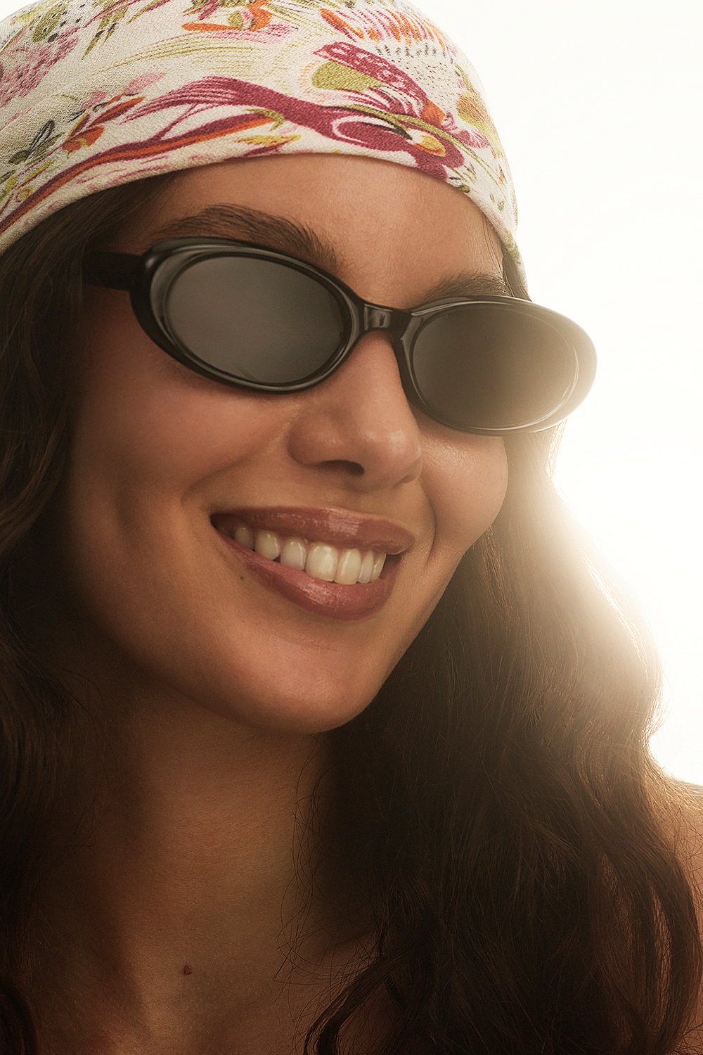 Soikeat aurinkolasit, joissa on mustat kehykset