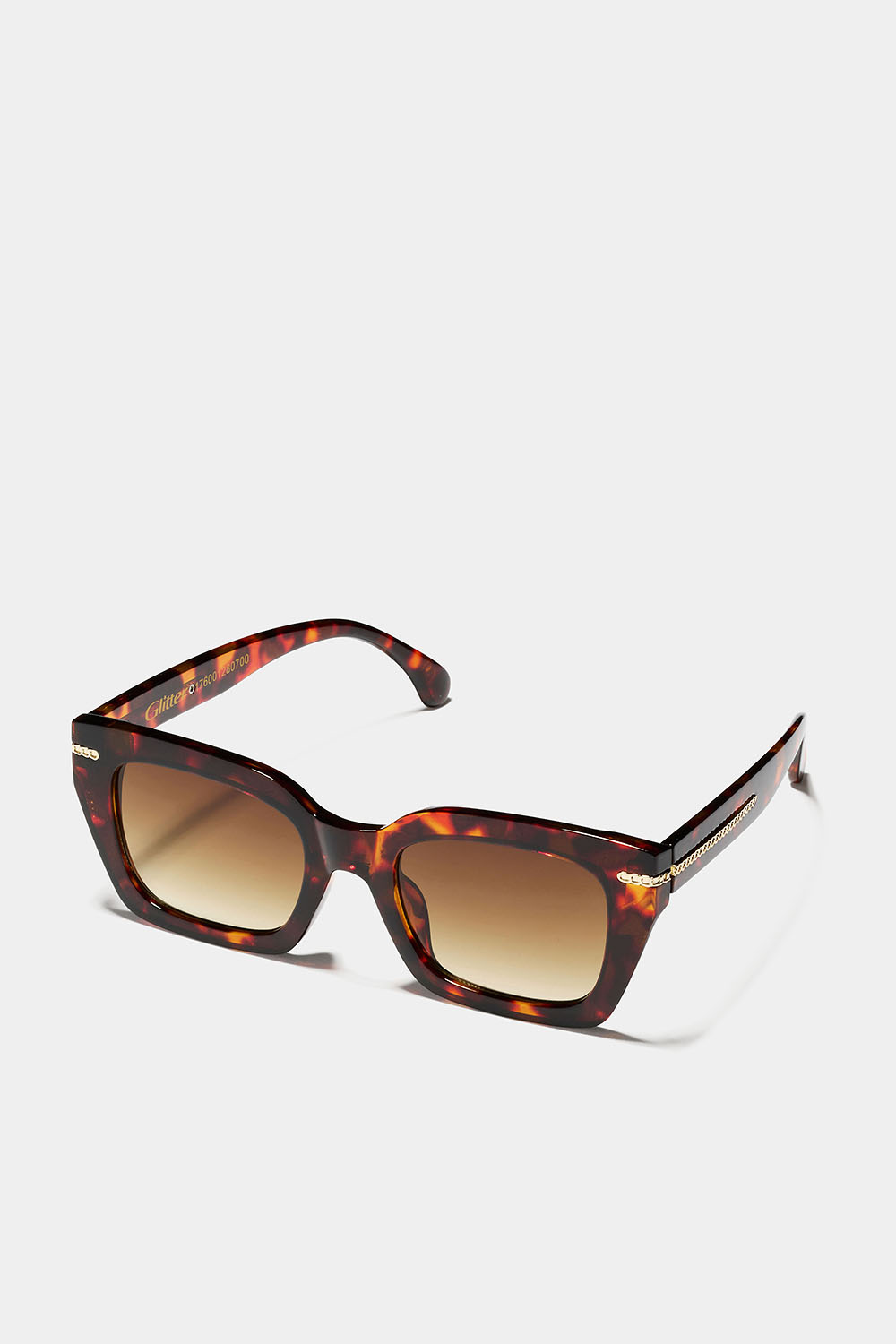 Kulmikkaat aurinkolasit, joissa ketjuyksityiskohta