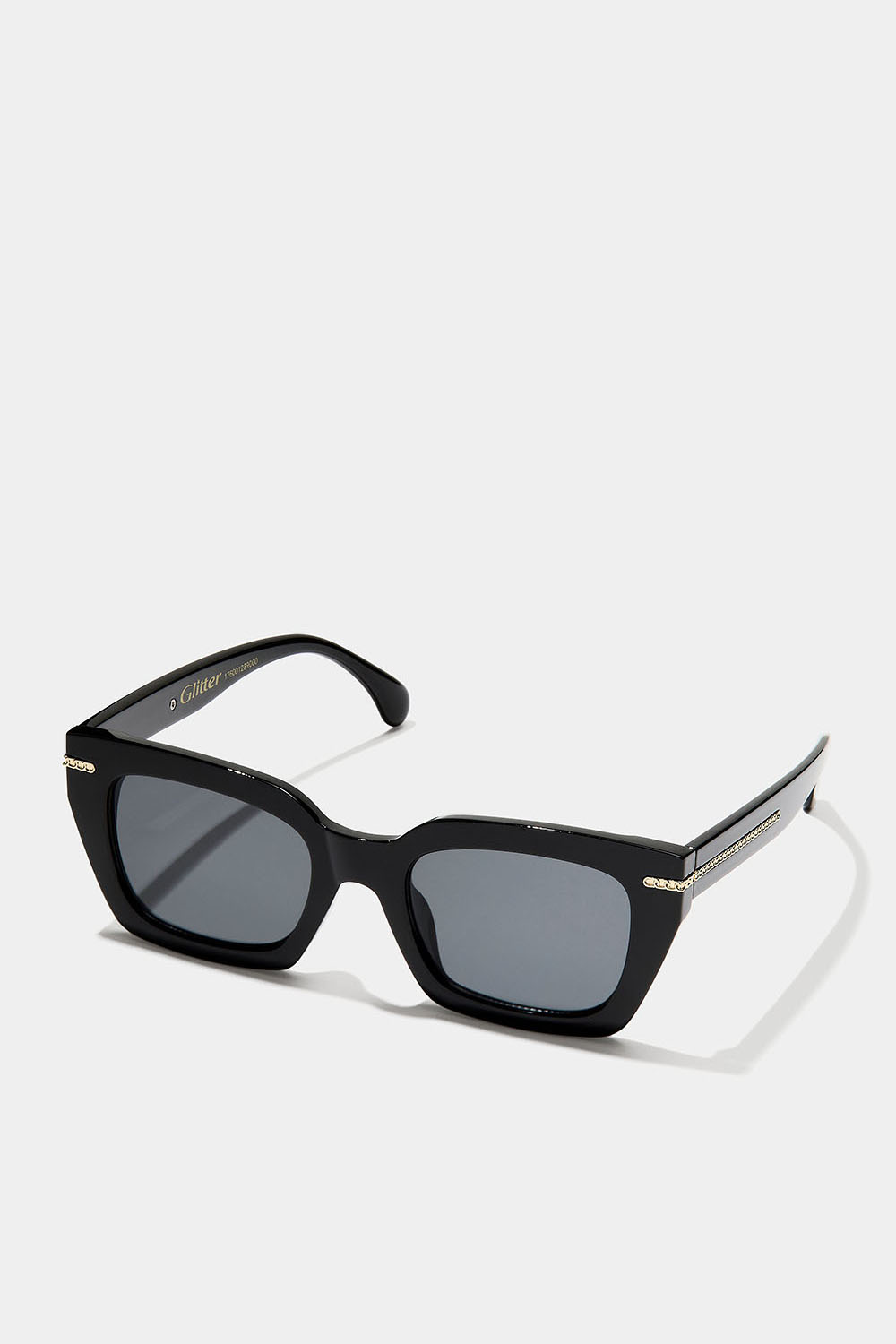 Kulmikkaat aurinkolasit, joissa on ketjuyksityiskohta.