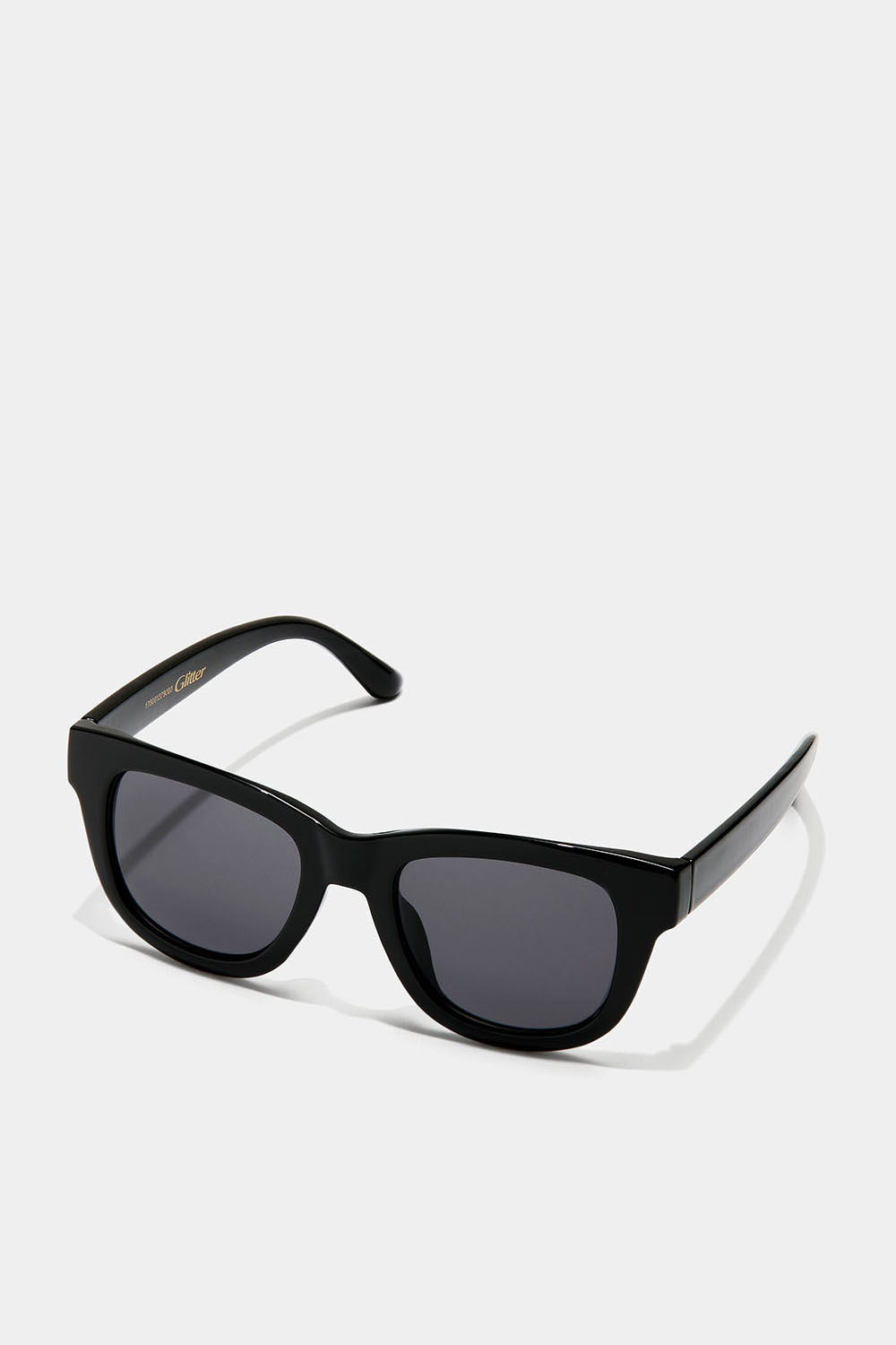 Klassiset mustat aurinkolasit