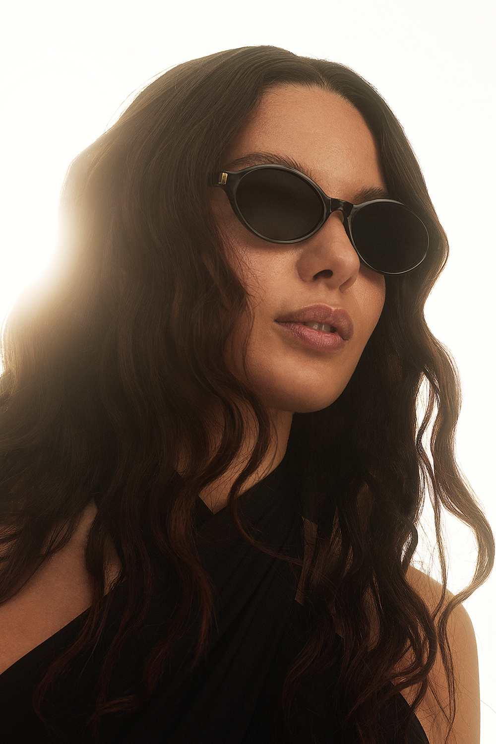 Mustat oversize-aurinkolasit, joissa kullanvärisiä yksityiskohtia
