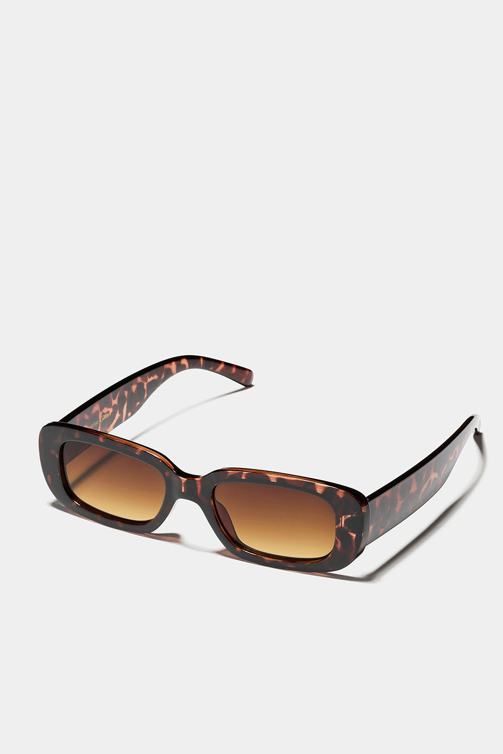 Kilpikonnakuvioiset kulmikkaat aurinkolasit, joissa pyöristetyt reunat