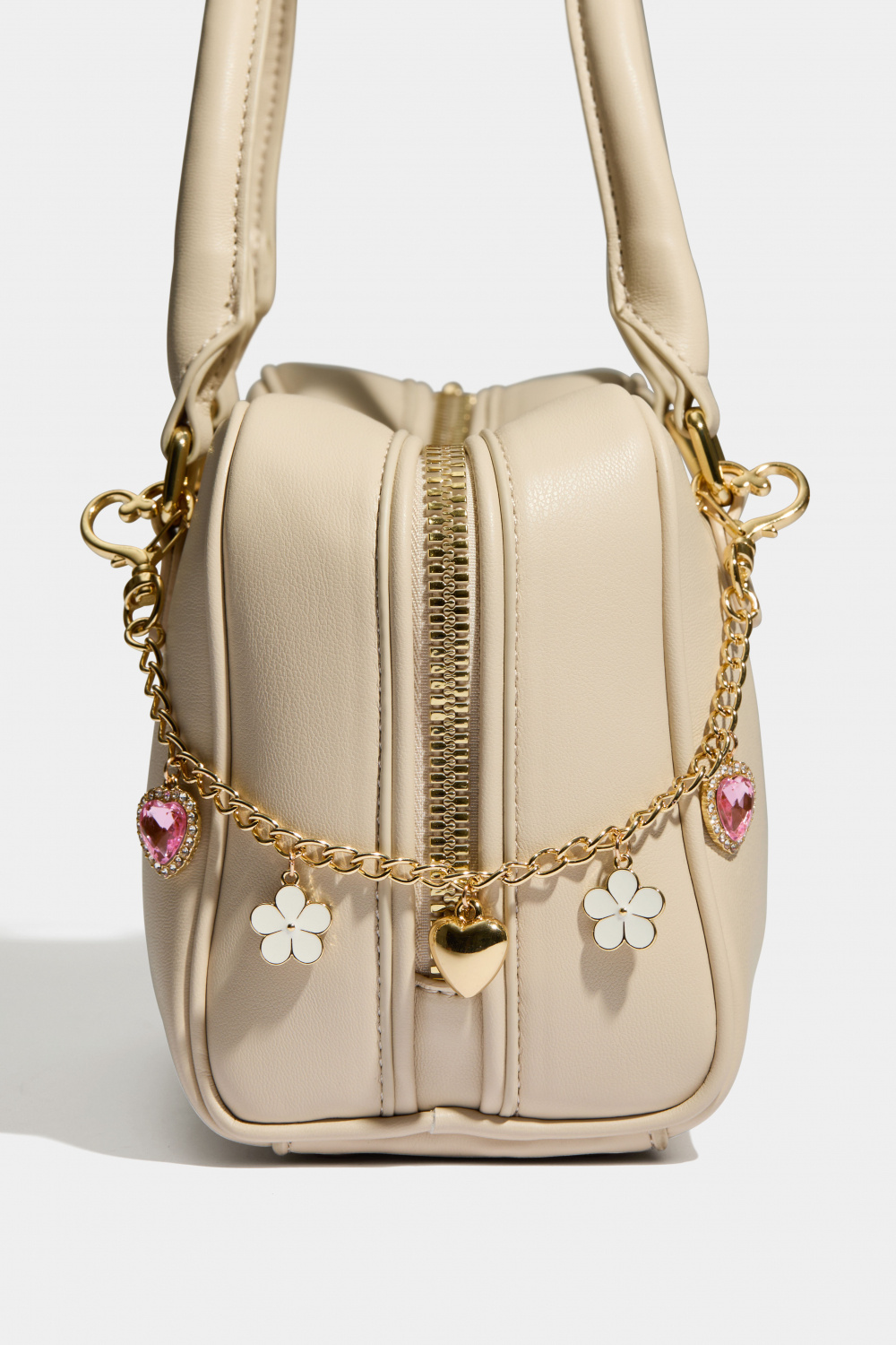 Laukkukoriste kukalla ja sydämellä