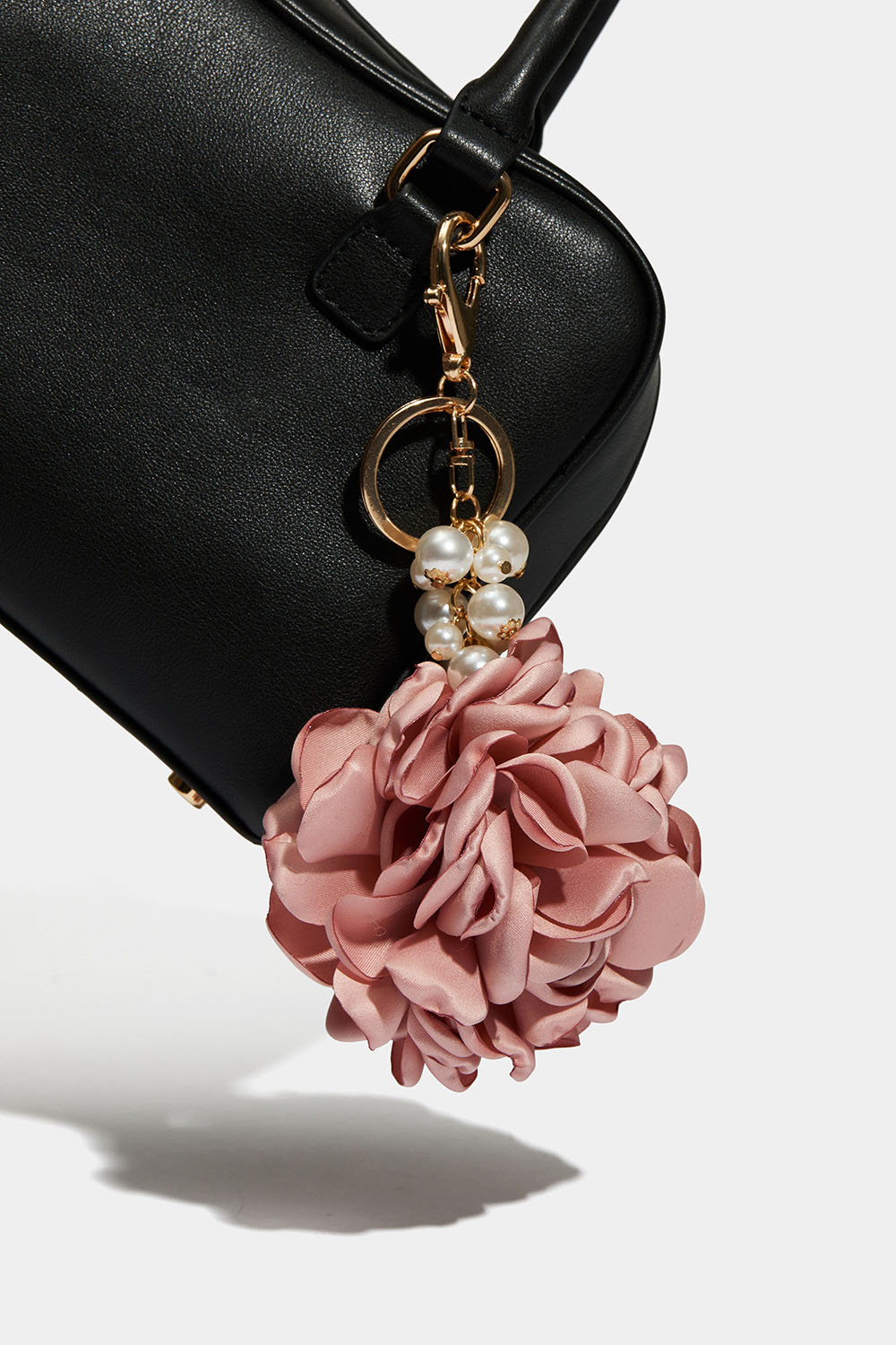 Laukkukoriste helmillä ja suurella kukalla