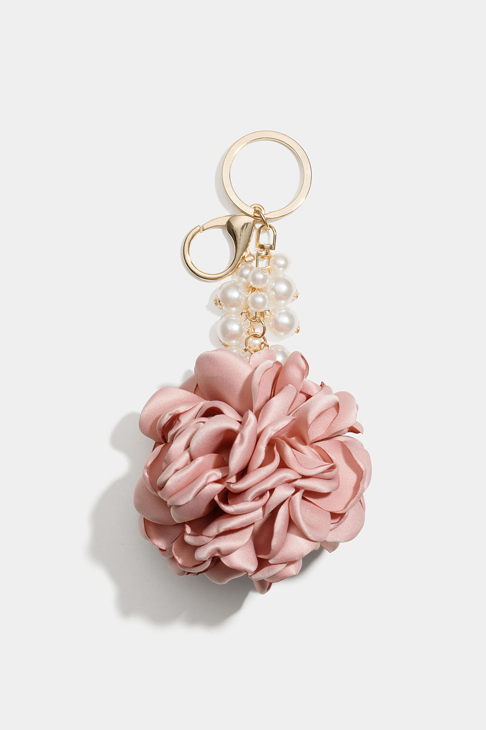 Laukkukoriste helmillä ja suurella kukalla