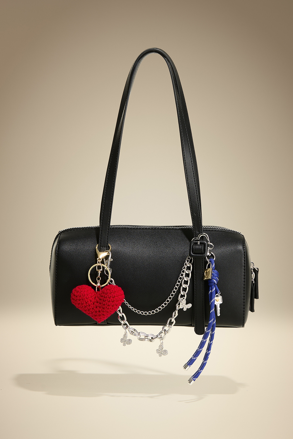 Laukkukoriste avaimella, lukolla ja narulla