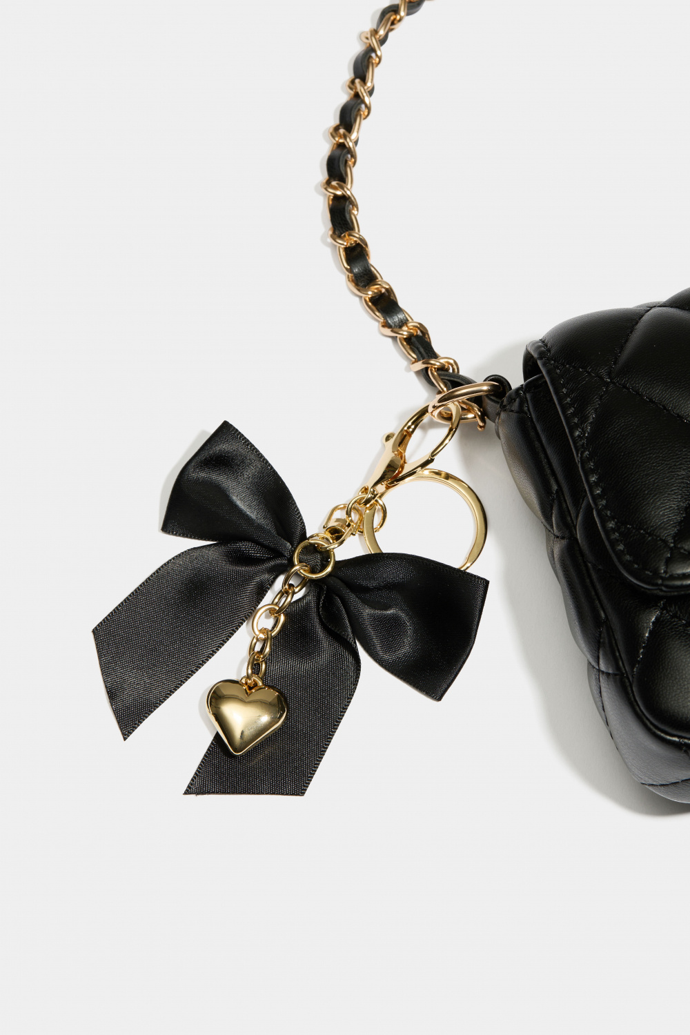 Laukkukoriste rusetilla ja sydämellä