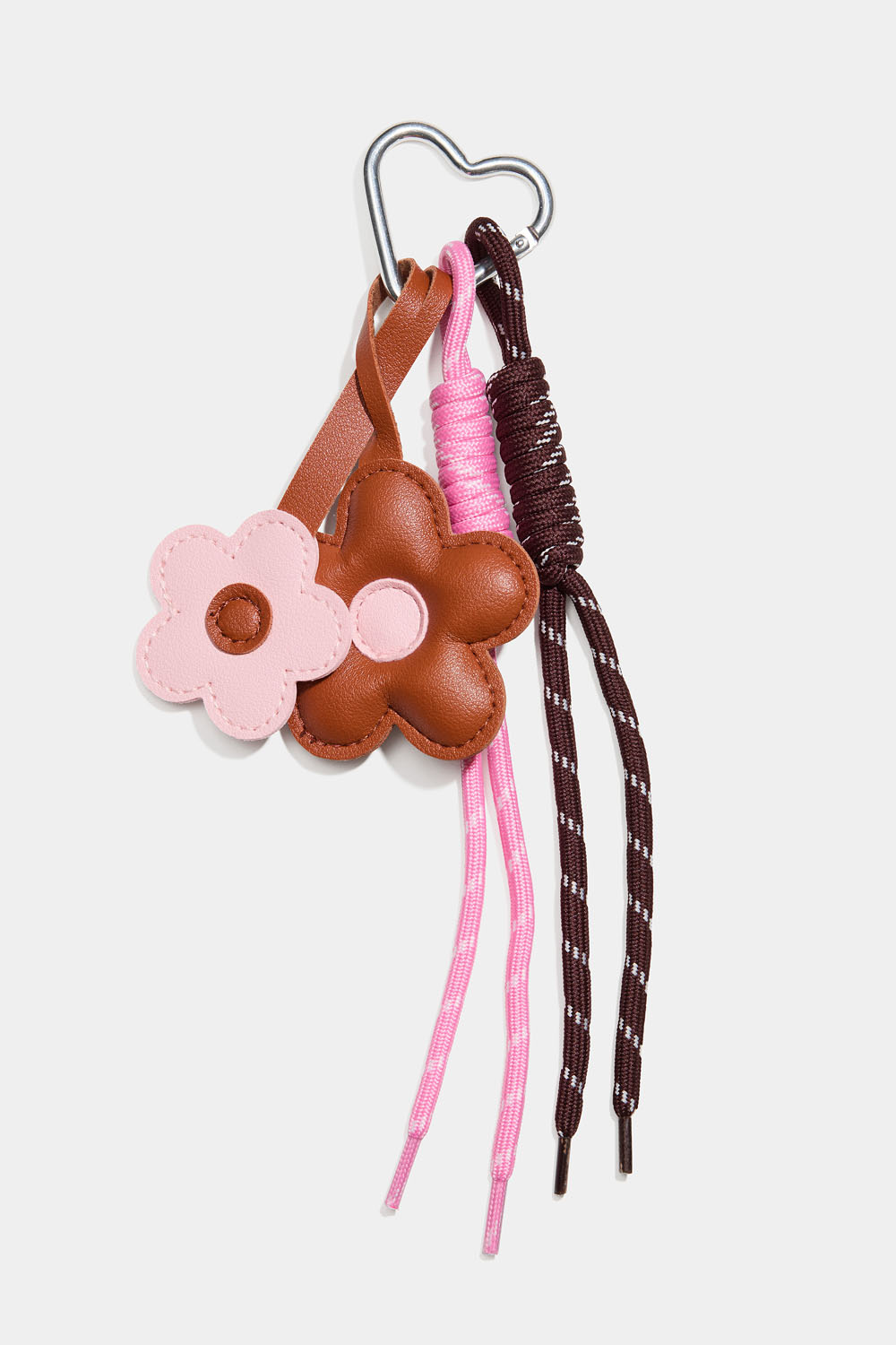 Laukkukoriste, jossa kukkia ja narua