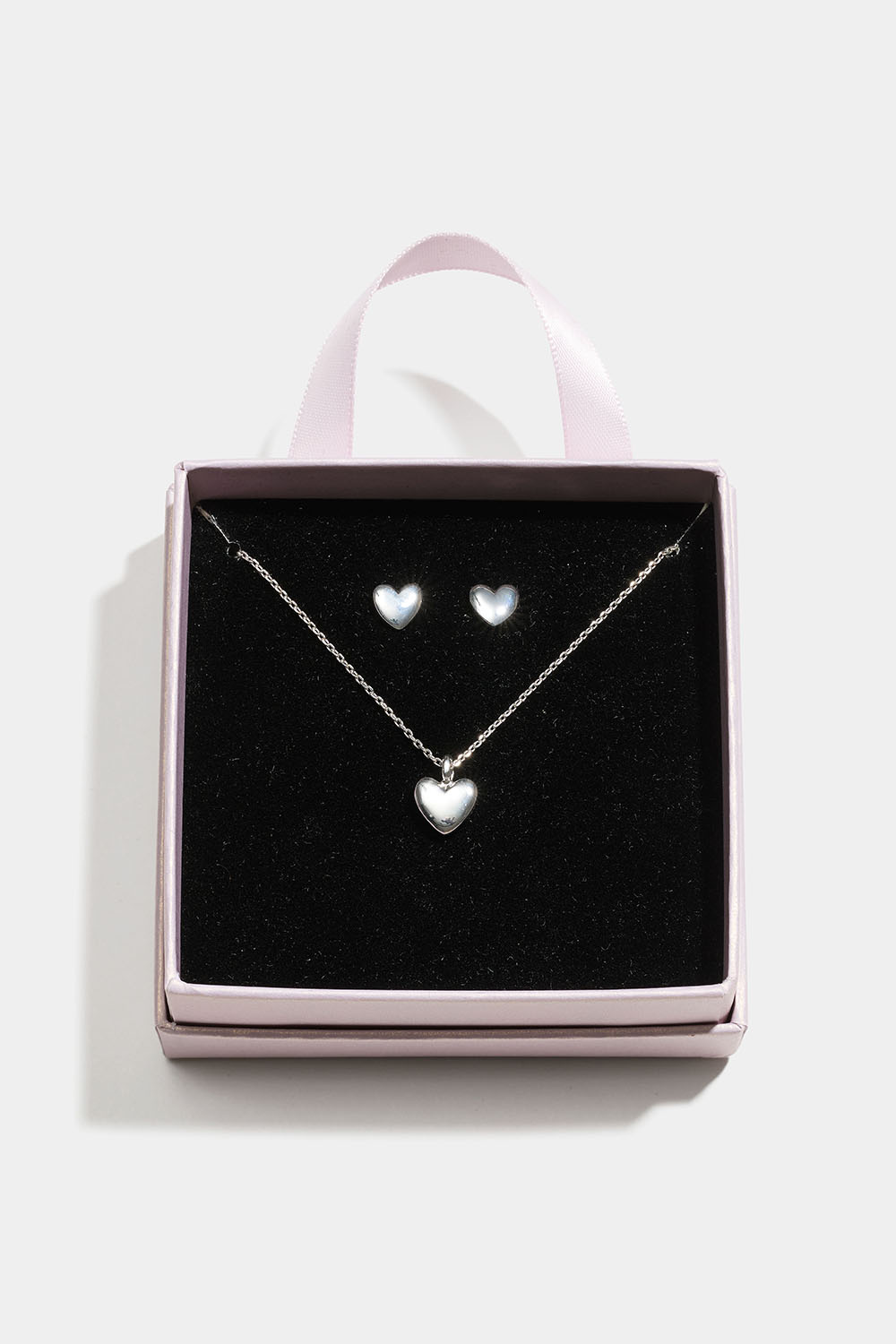 Korusetti sydämillä lahjapakkauksessa