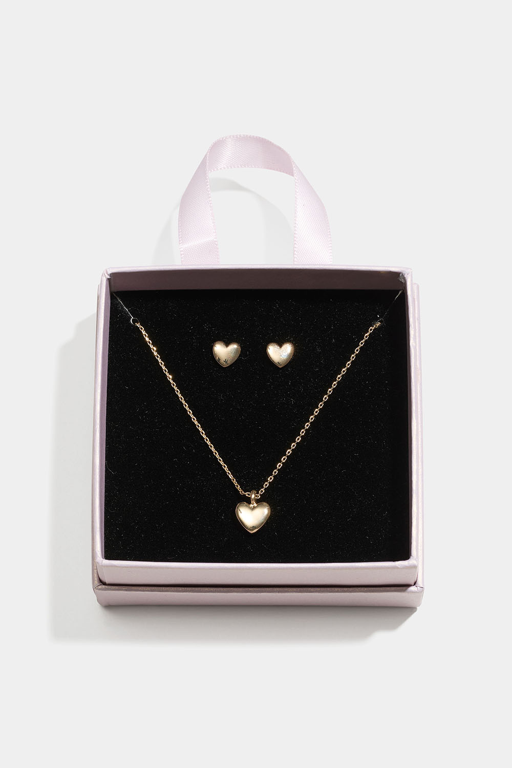 Kullanvärinen korusetti sydämillä lahjapakkauksessa