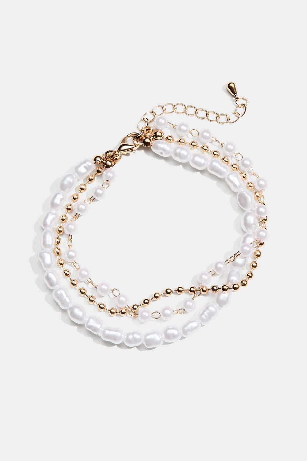 Kullanvärinen kolminkertainen rannekoru valkoisilla helmillä