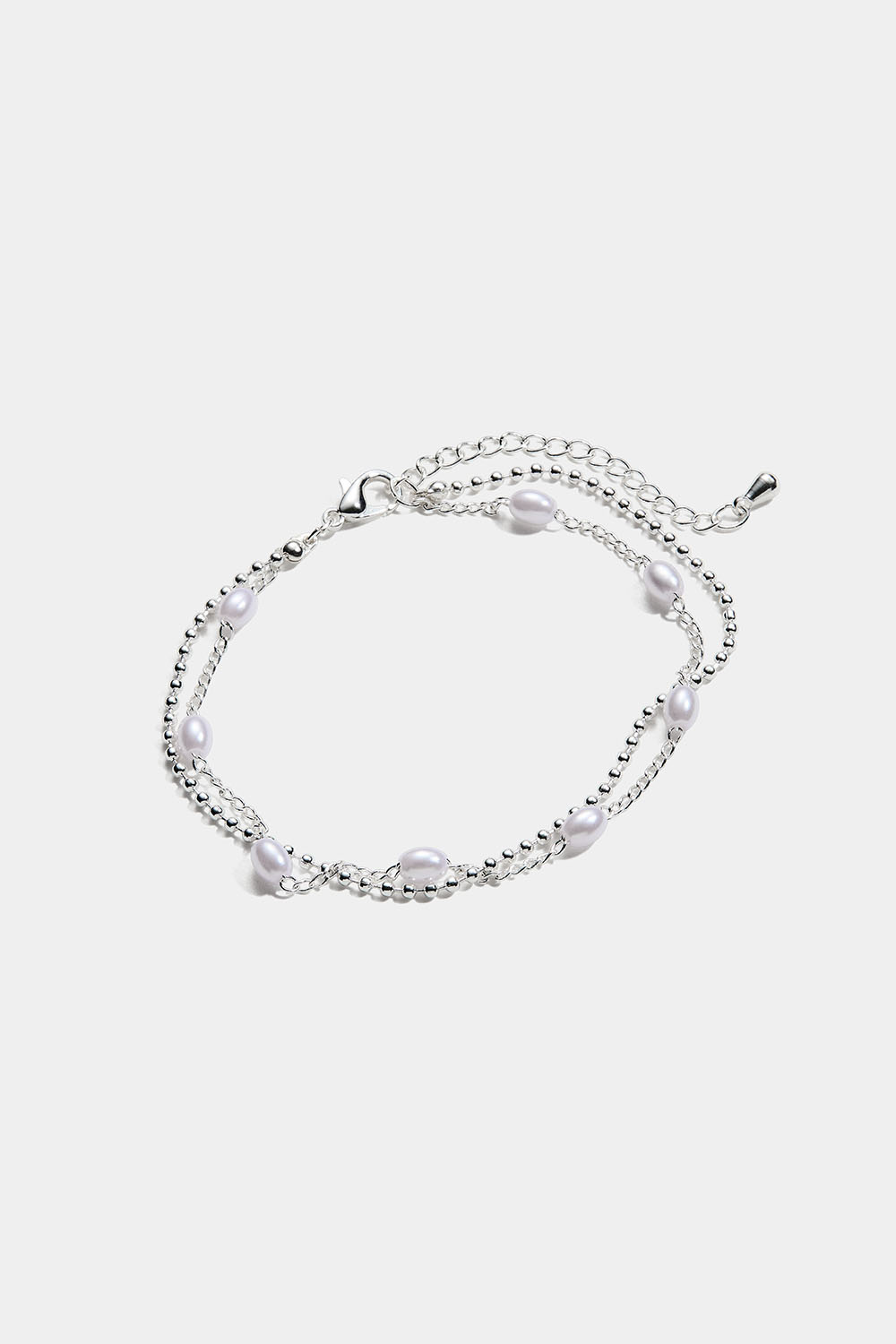 Kaksinkertainen rannekoru, jossa soikeita helmiä