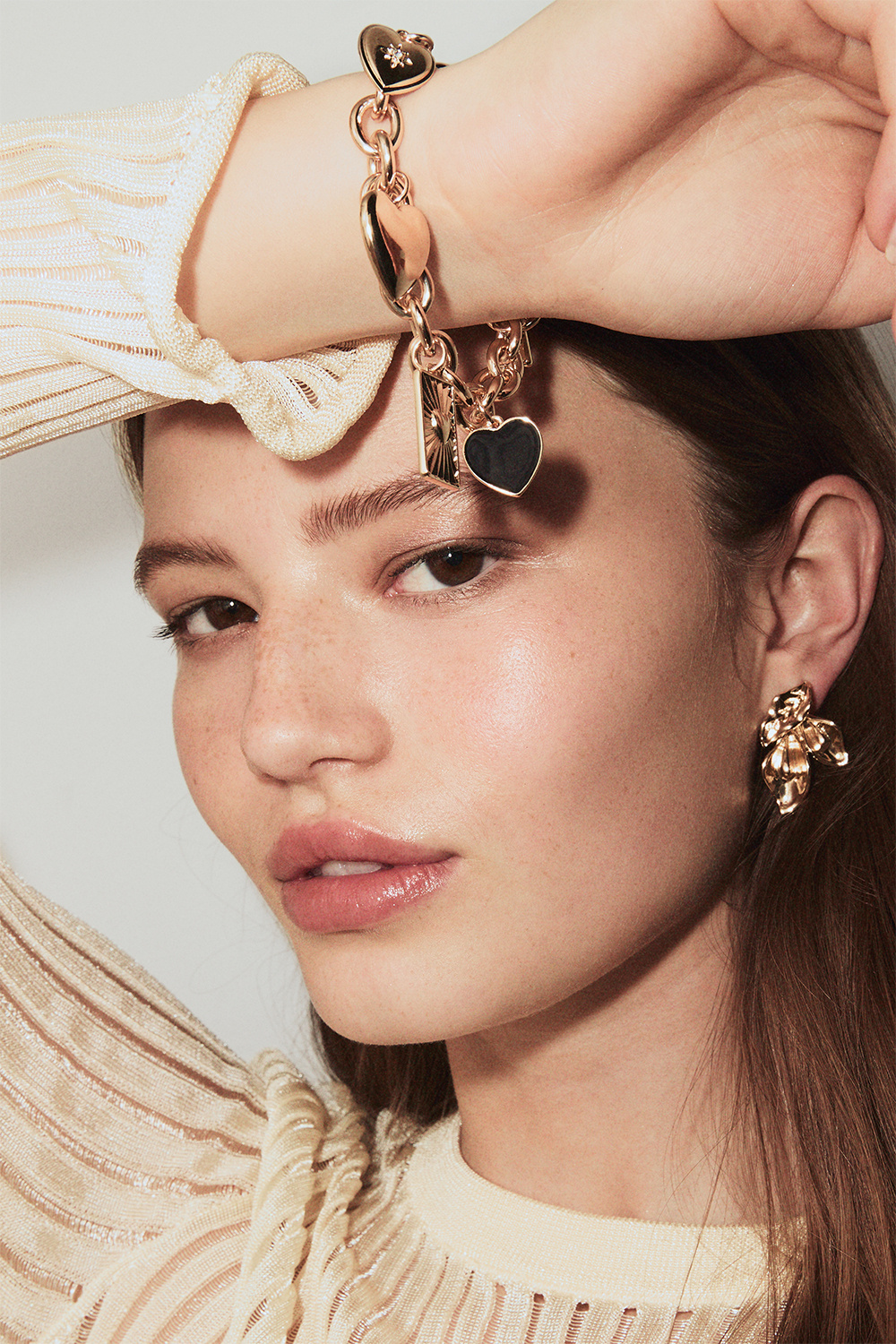 Ketjurannekoru sydänriipuksilla kulta/musta