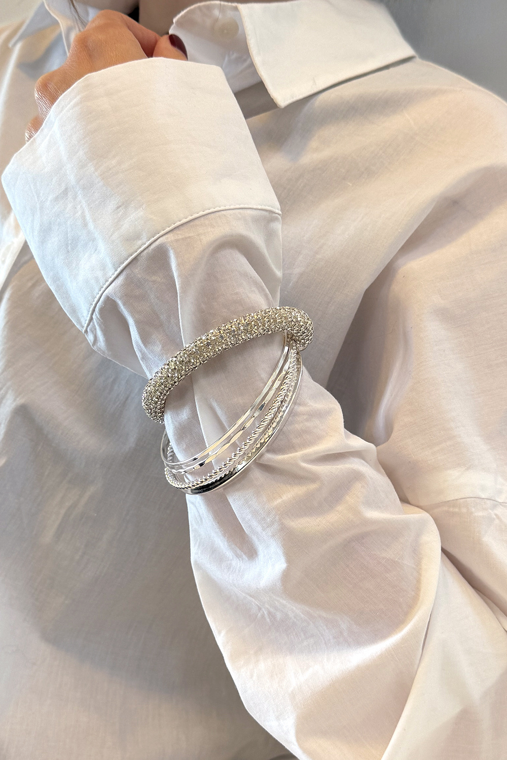 Pyöristetty rannerengas, jossa strasseja