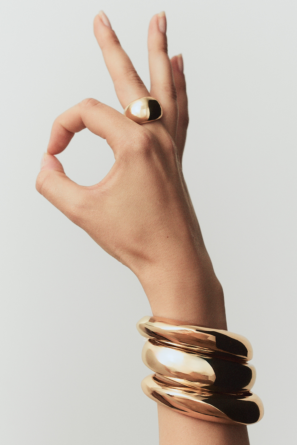 Kullanvärinen rannerengas, jossa orgaaninen muoto