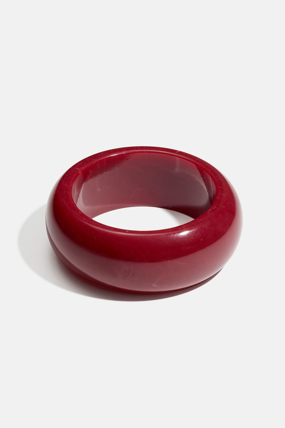 Punainen marmorikuvioinen rannerengas