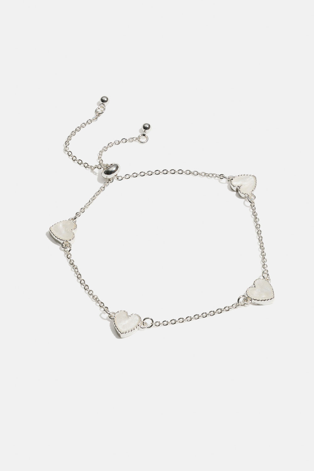 Rannekoru, jossa valkoisia sydämiä