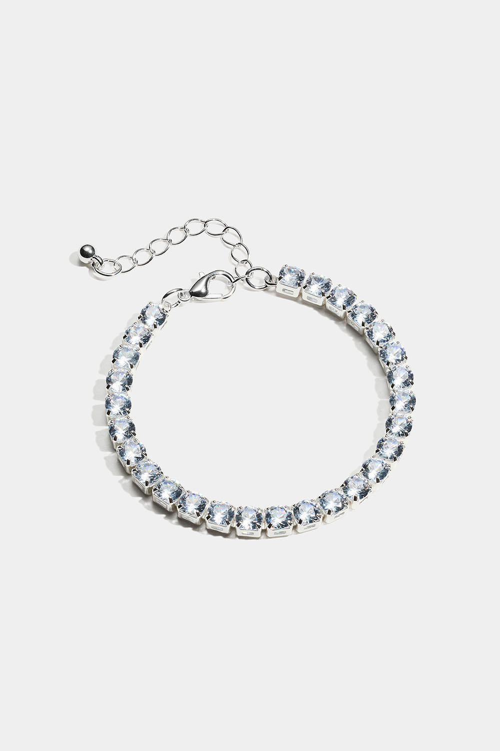 Rannekoru, jossa on nelikulmaisia lasikiviä