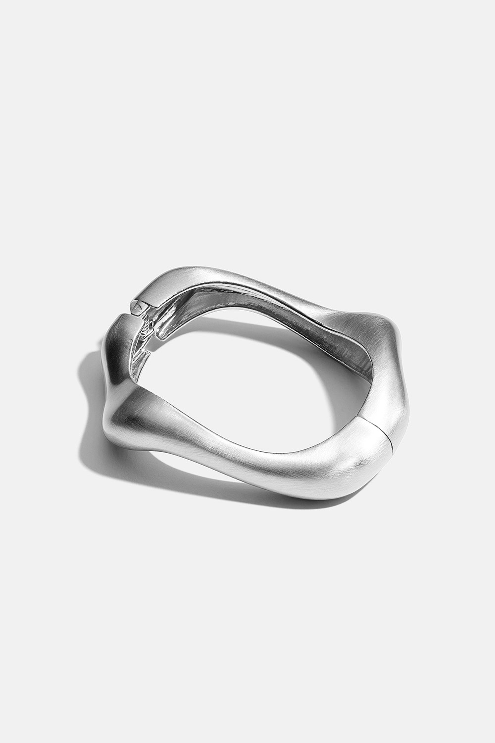 Aaltomainen ja pinnaltaan harjattu rannerengas