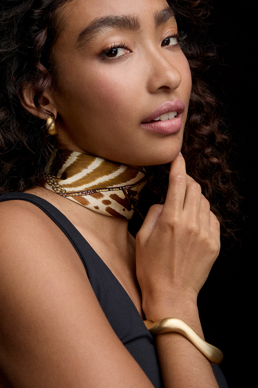 Aaltomainen ja pinnaltaan harjattu kullanvärinen rannerengas