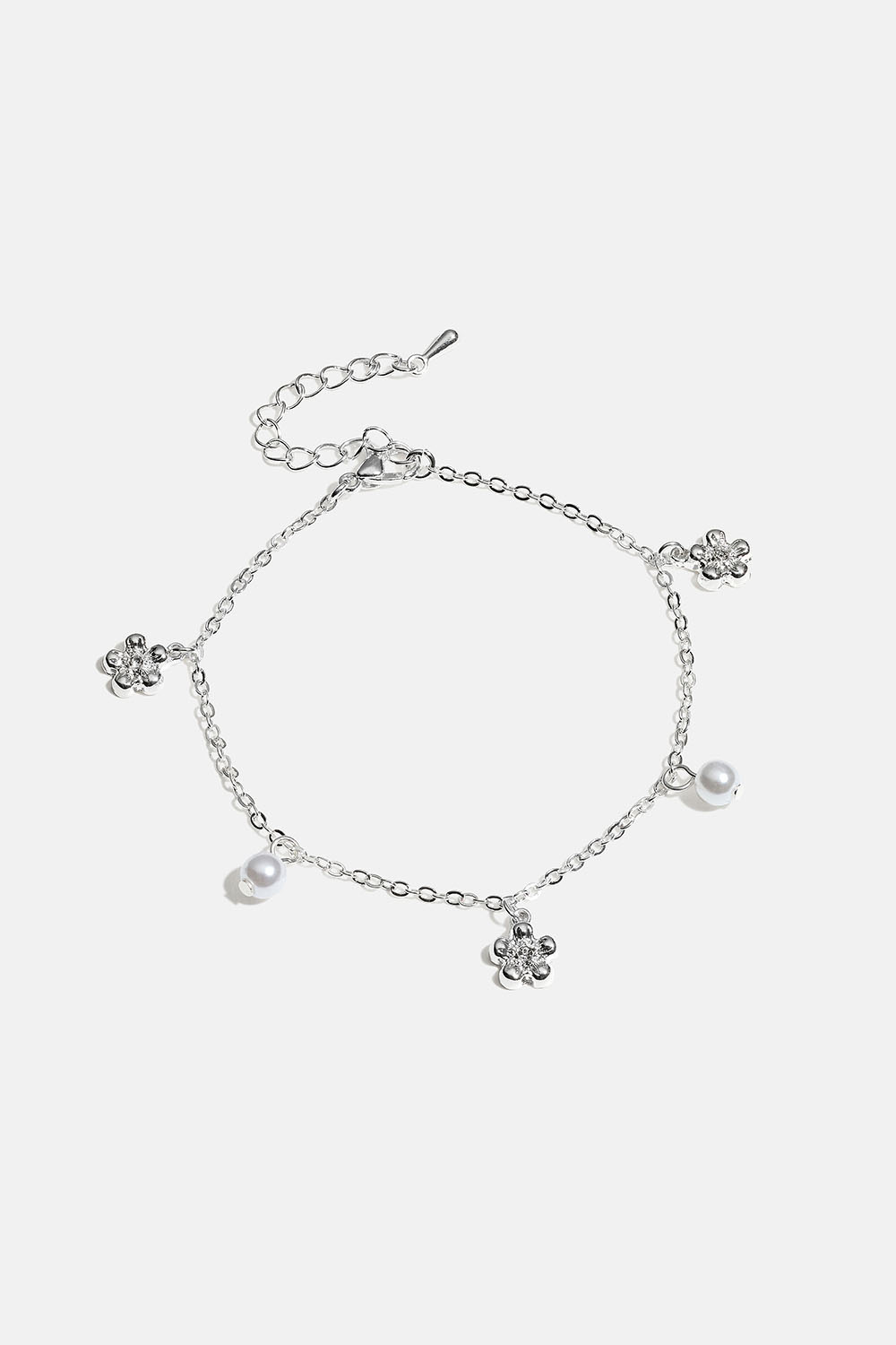 Rannekoru, jossa kukkia ja valkoisia helmiä