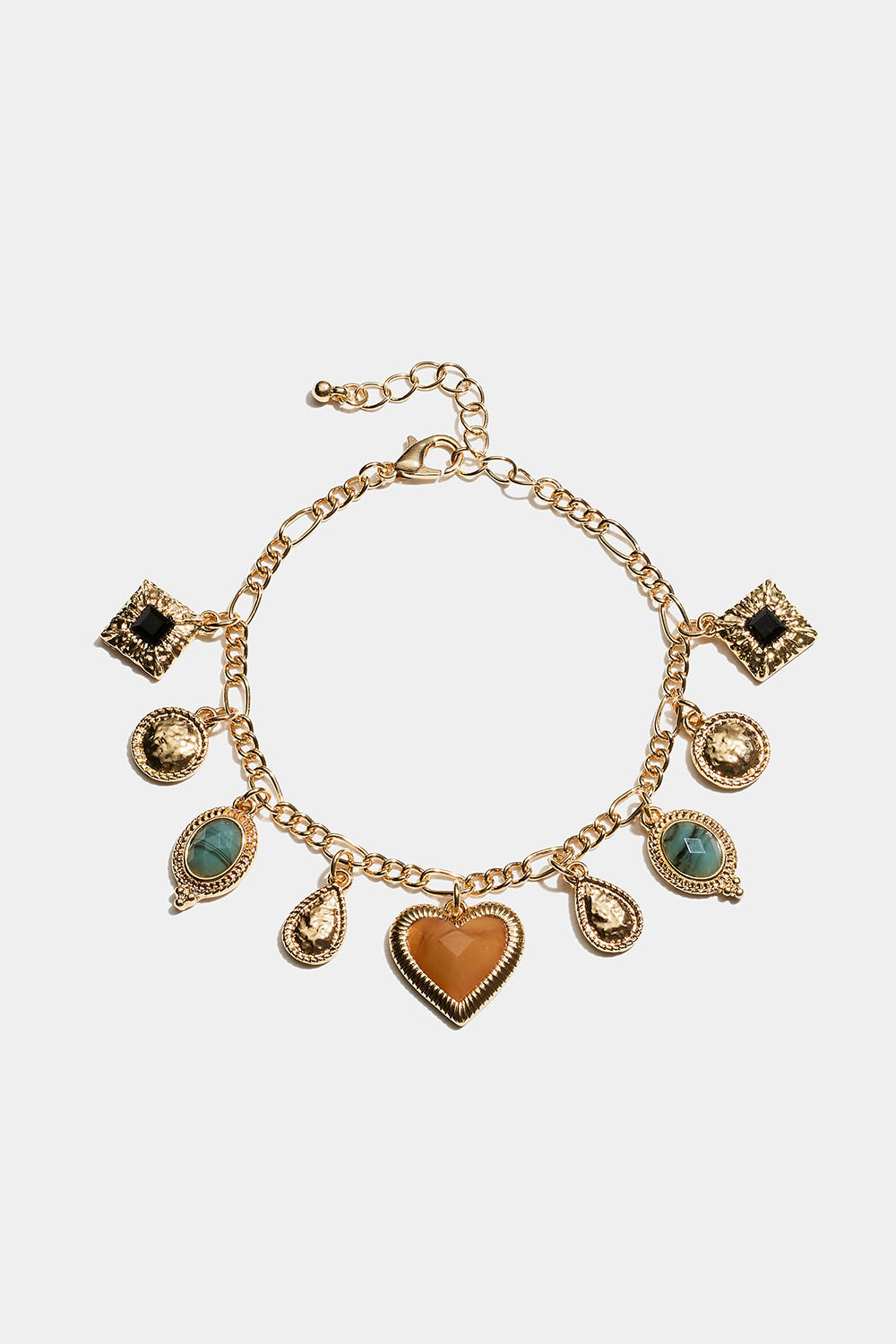 Kullanvärinen rannekoru, jossa erilaisia riipuksia