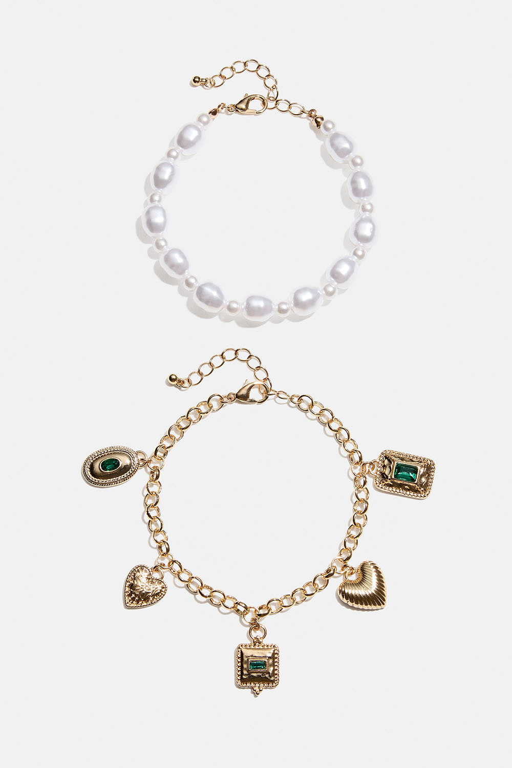 Rannekoru, jossa valkoisia helmiä ja kullanvärisiä riipuksia, 2 kpl