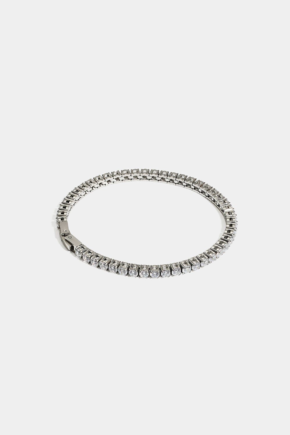Leveä teräksestä valmistettu tennisrannekoru, jossa Cubic zirconia