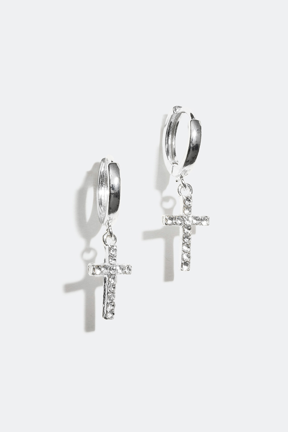 Pienet korvarenkaat, joissa strassiristi