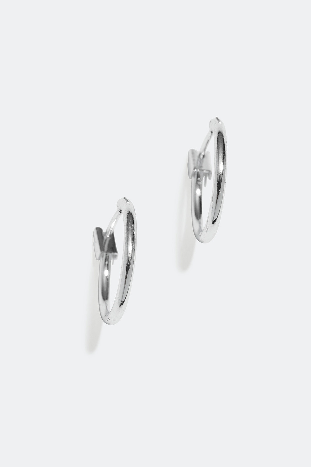 Pienet kiiltävät korvarenkaat