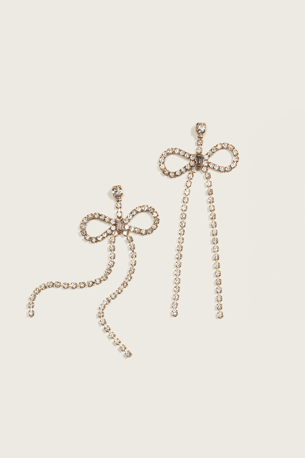 Korvakorut, joissa ruusuke ohuista strassiketjuista