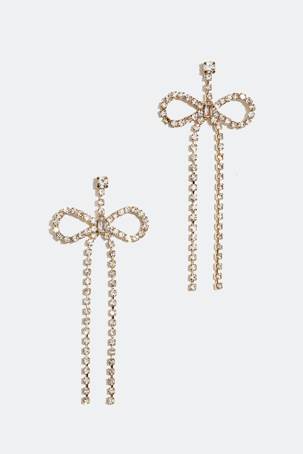 Korvakorut, joissa ruusuke ohuista strassiketjuista