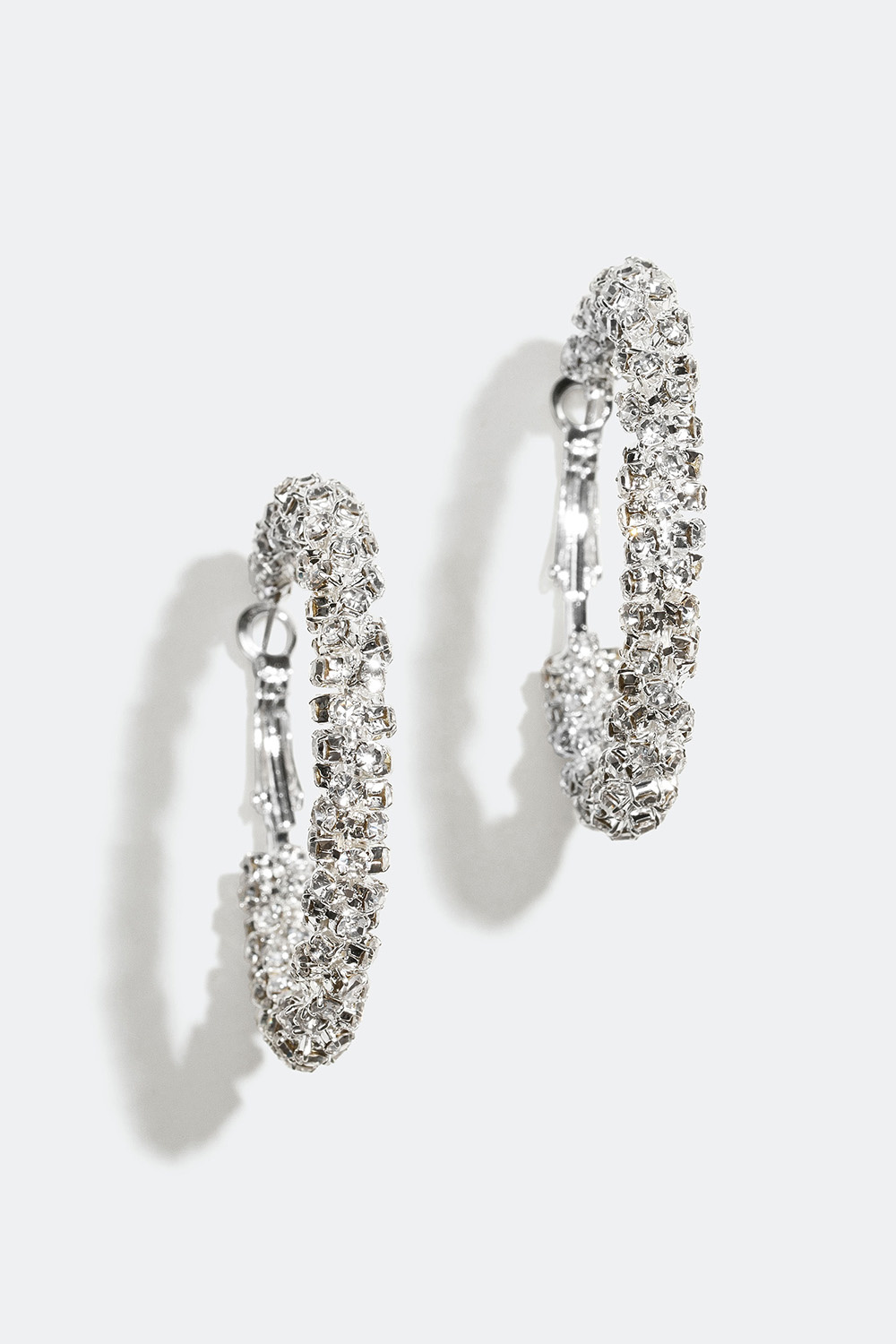 Korvarenkaat, joissa kierrettyjä lasikiviä