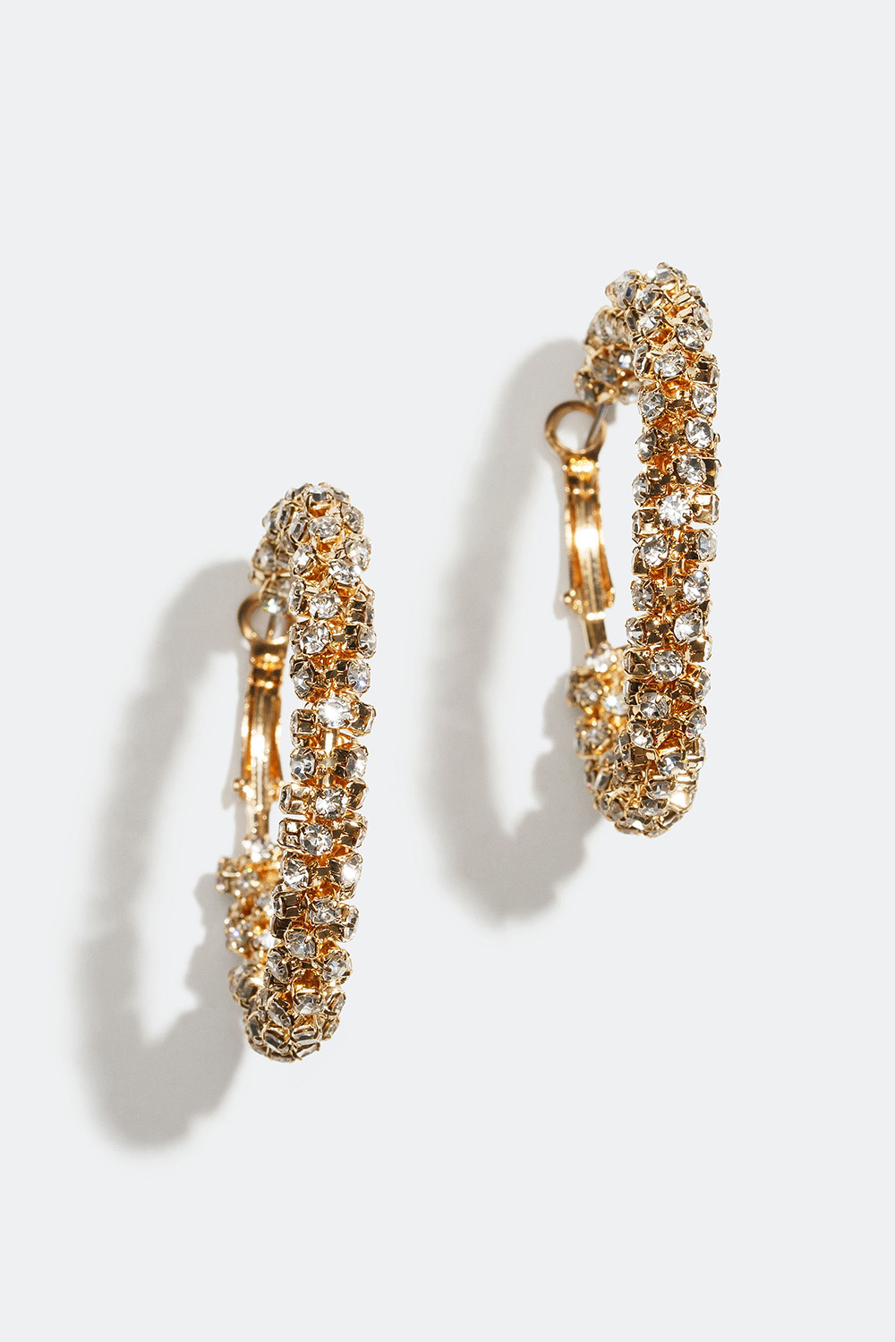 Kullanväriset korvarenkaat, joissa kierrettyjä lasikiviä