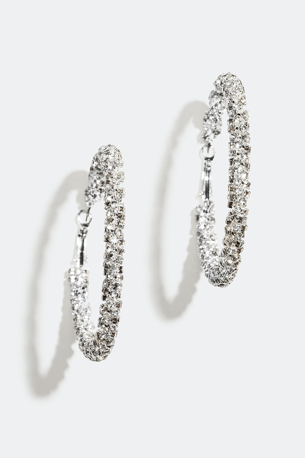 Suuret korvarenkaat, joissa kierrettyjä lasikiviä