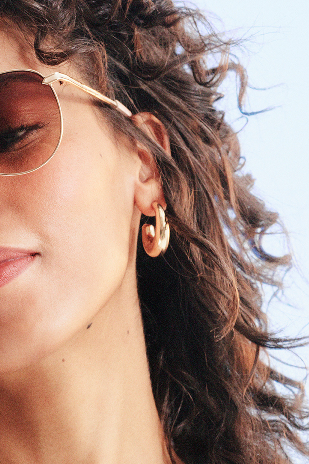 Kullanväriset korvarenkaat, joissa leveä muotoilu