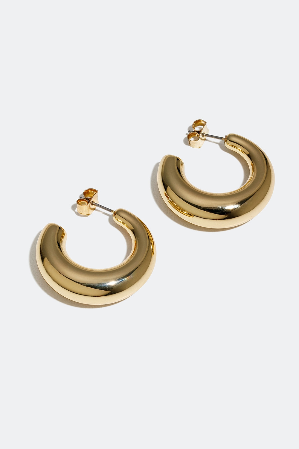 Kullanväriset korvarenkaat, joissa leveä muotoilu